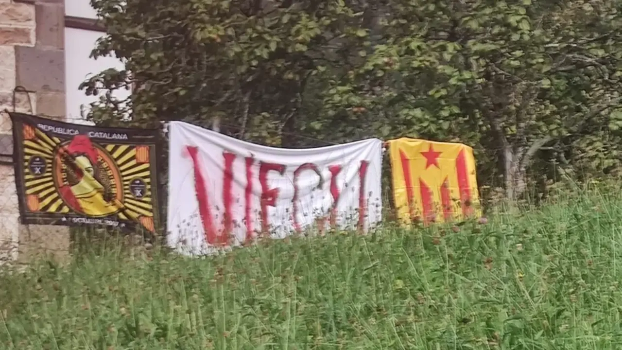 Pancartas republicanas catalanas frente a la casa de Roc&iacute;o Monasterio