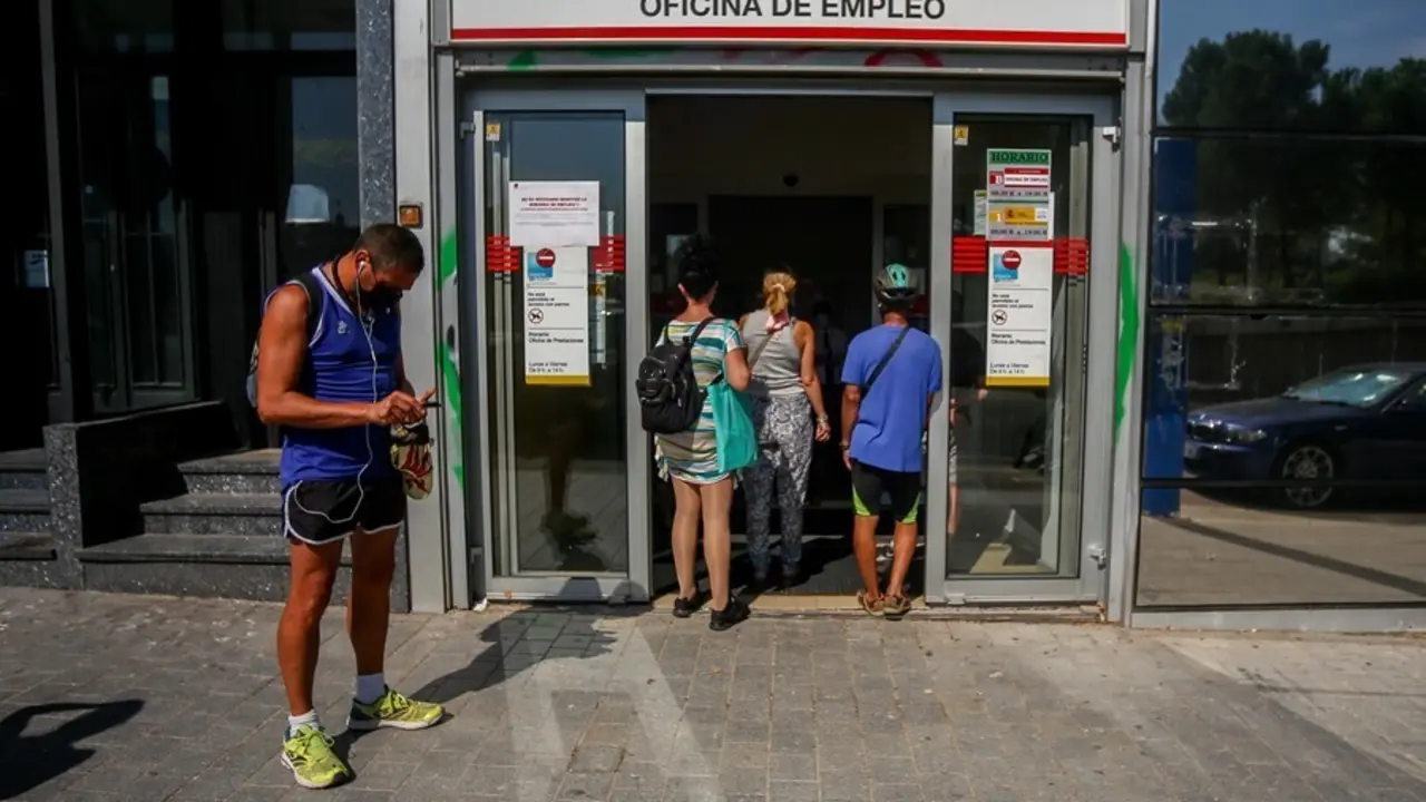 Varias personas esperan a entrar a una oficina del SEPE de Puerta del &Aacute;ngel, el d&iacute;a en el que se han presentado los datos de paro registrado y de afiliaci&oacute;n a la Seguridad Social correspondientes al mes de julio, a 3 de agosto de 2021, en Madrid, (Espa&ntilde;a)