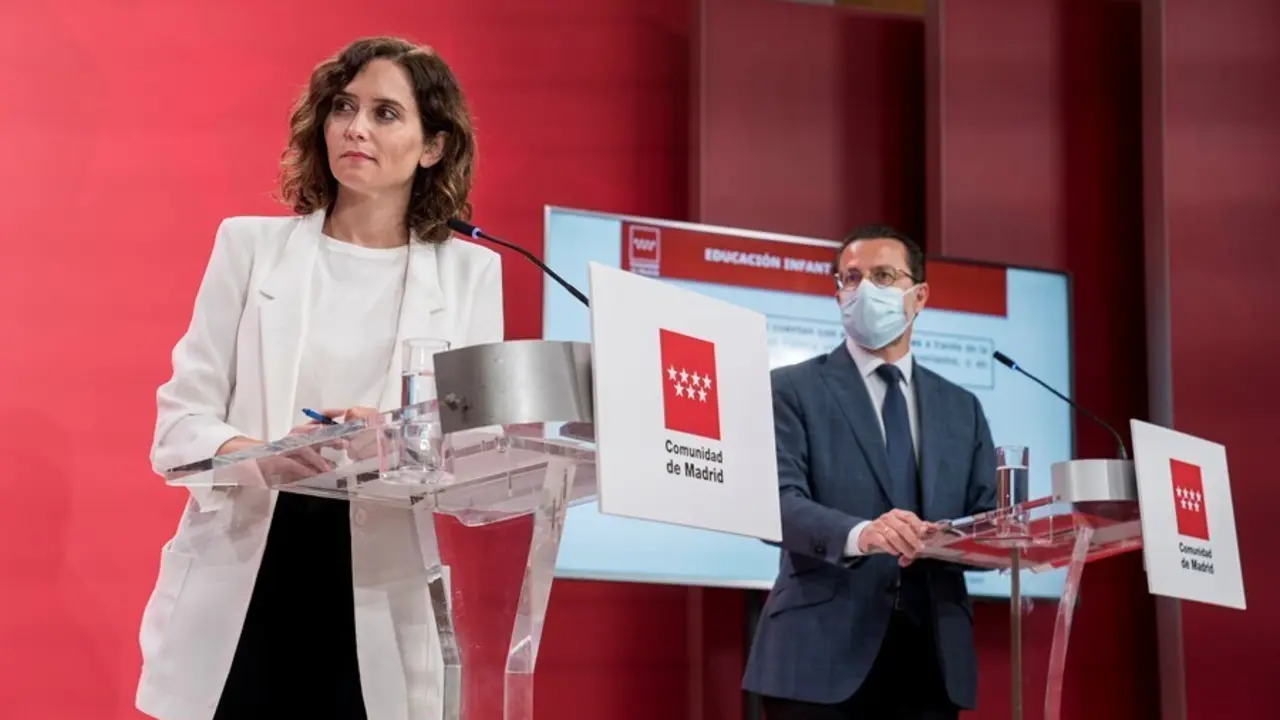 La presidenta de la Comunidad de Madrid, Isabel D&iacute;az Ayuso y el consejero de Econom&iacute;a, Hacienda y Empleo del Gobierno regional, Javier Fern&aacute;ndez-Lasquetty, durante una rueda de prensa posterior a la reuni&oacute;n del Consejo de Gobierno