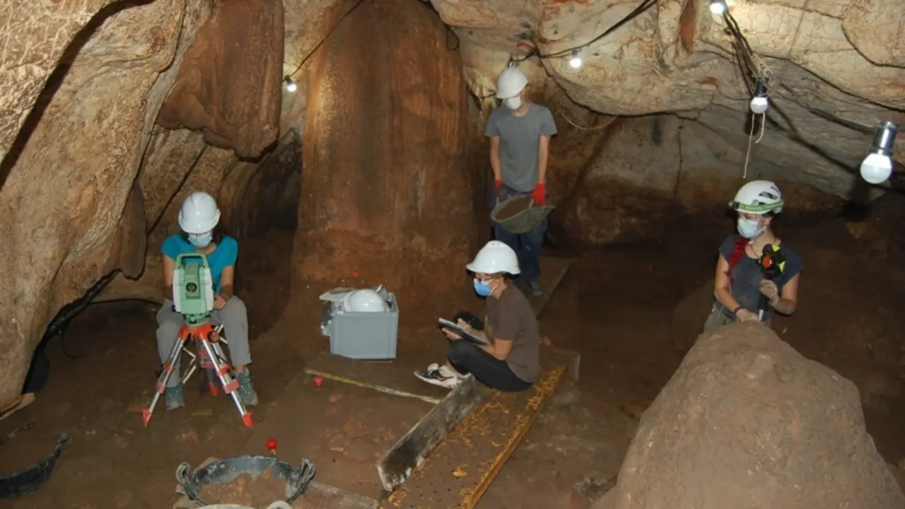 Excavaciones en la Cova del Randero