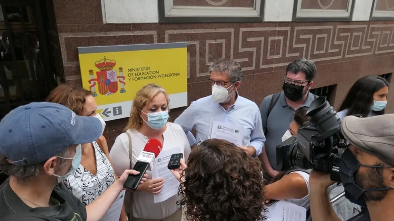La Plataforma Estatal por la Escuela P&uacute;blica, en declaraciones a los medios este mi&eacute;rcoles 1 de septiembre frente al Ministerio de Educaci&oacute;n y FP, en Madrid