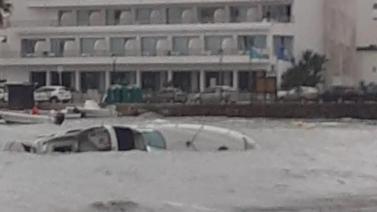 Un barco hundido frente a Es Canar, en Santa Eul&agrave;ria (Ibiza).