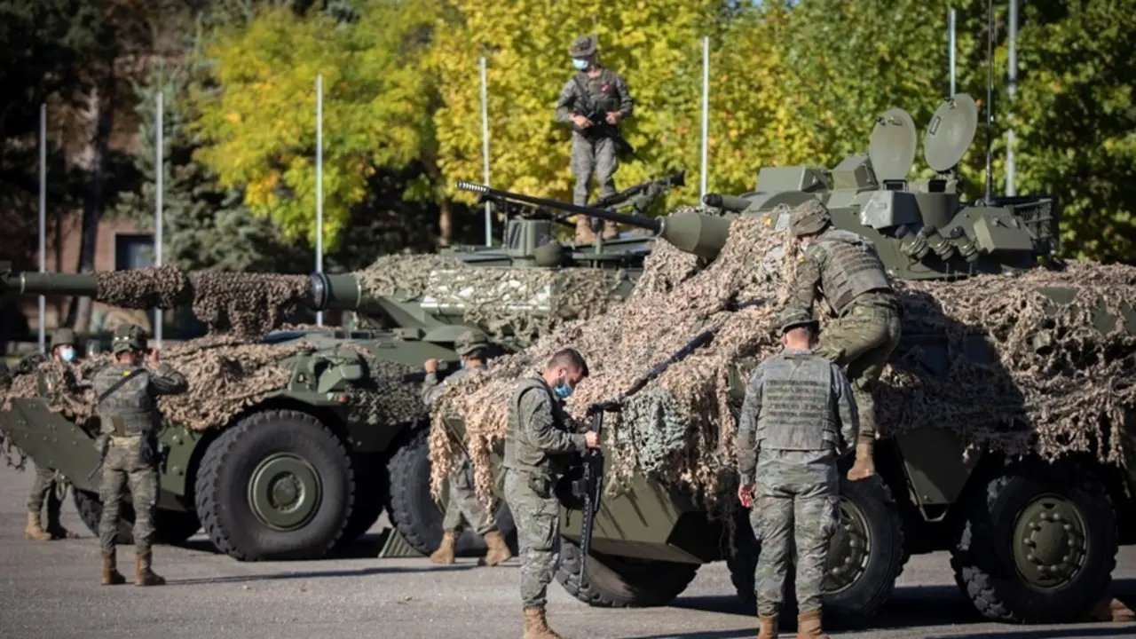 Archivo - Soldados de la Legi&oacute;n distribuidos en las inmediaciones del recinto donde se encuentran aparcados los tanques en el Campamento de Ronda, M&aacute;laga, Andaluc&iacute;a, (Espa&ntilde;a), a 7 de octubre de 2020. Los veh&iacute;culos, -modelos Centauro, VEC y VERT-, son cara