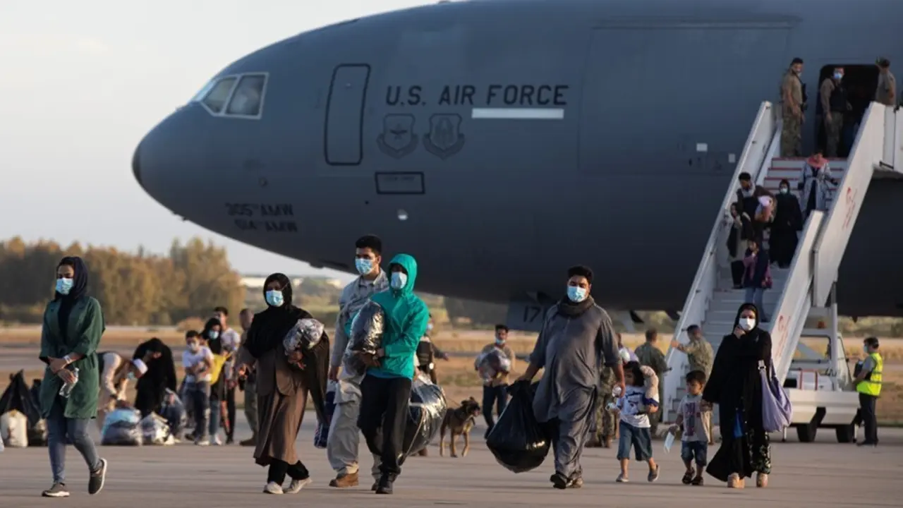 Refugiados afganos llegan a la Base Naval de Rota donde ser&aacute;n atendidos por EEUU. A 31 de agosto de 2021, en Rota (C&aacute;diz, Andaluc&iacute;a, Espa&ntilde;a).