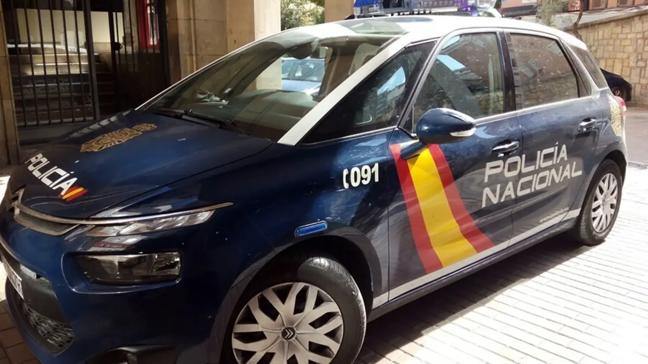 Archivo - Imagen de archivo de un coche del CNP junto a la Comisar&iacute;a de Ja&eacute;n.