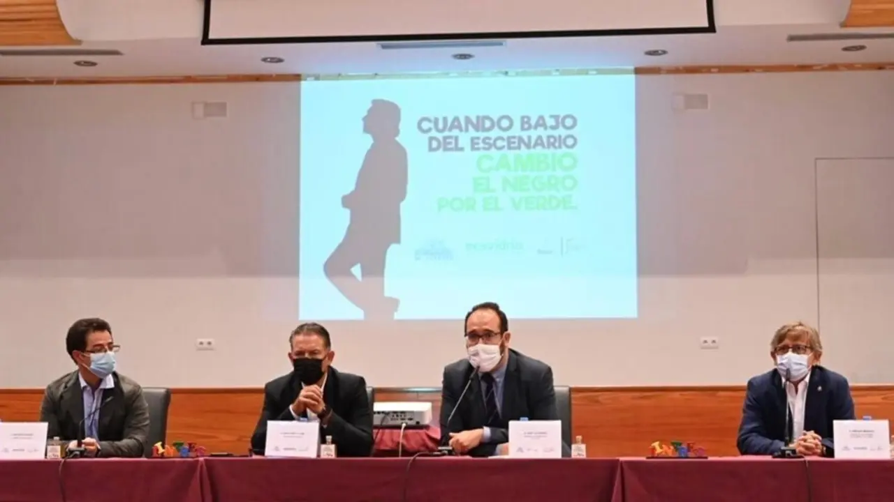 Presentaci&oacute;n del proyecto de la estatua de Raphael en vidrio reciclado.