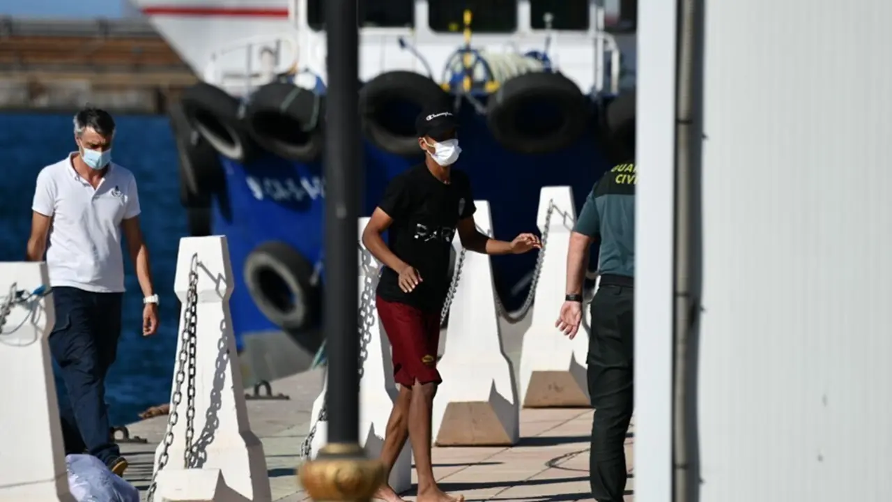 Uno de los migrantes rescatados por la embarcaci&oacute;n de Salvamento Mar&iacute;timo