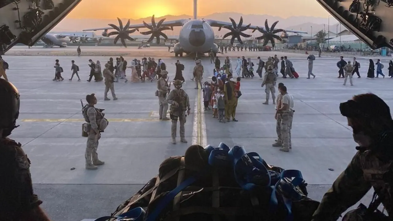 Un avi&oacute;n A400M de Defensa realizando la evacuaci&oacute;n de afganos en Kabul