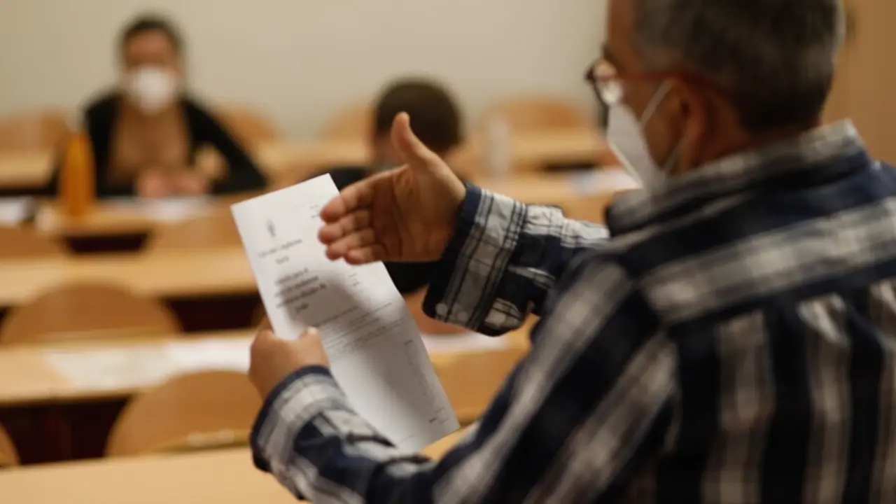 Archivo - Un profesor explica a un grupo de estudiantes las pautas del examen durante la convocatoria extraordinaria de la Evaluaci&oacute;n del Bachillerato para el Acceso a la Universidad (EBAU)