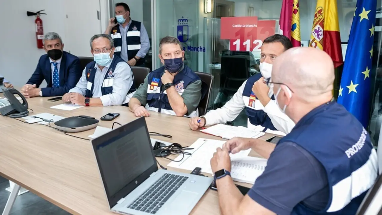 El presidente regional, Emiliano Garc&iacute;a-Page, preside la reuni&oacute;n del Meteocam ante las incidencias por la tormenta