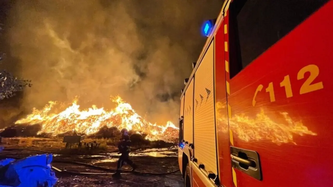 Bomberos trabajando en un incendio industrial en una f&aacute;brica de compostaje en Paracuellos del Jarama.