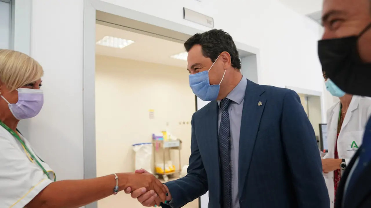 El presidente de la Junta de Andaluc&iacute;a, Juanma Moreno (c), visita el Hospital de La Janda. a 01 de septiembre 2021 en  Vejer de la Frontera (C&aacute;diz),
Junta de Andaluc&iacute;a
1/9/2021