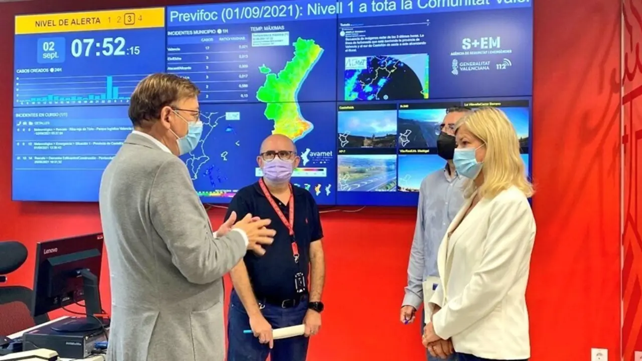 El presidente de la Generalitat, Ximo Puig, y la consellera de Justicia, Gabriela Bravo, durante su visita al Centro de Coordinaci&oacute;n de Emergencias para conocer las consencuencias de las &uacute;ltimas tormentas.