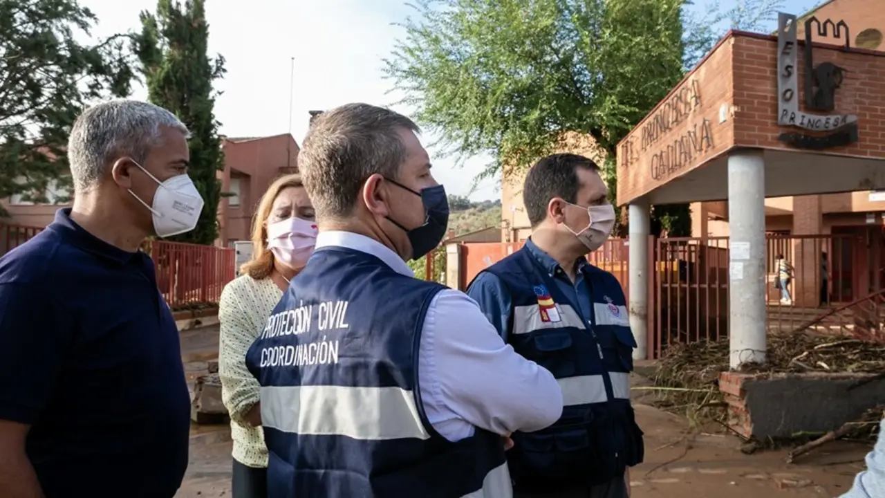 El presidente de C-LM, Emiliano Garc&iacute;a-Page, visitando el barrio de Santa B&aacute;rbara, en Toledo