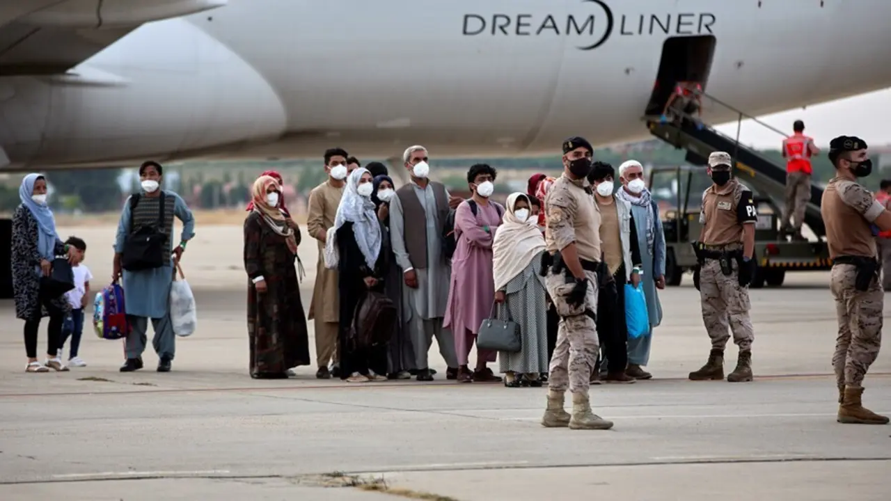 Varios refugiados afganos llegan a la base a&eacute;rea de Torrej&oacute;n de Ardoz a 24 de agosto de 2021, en Madrid (Espa&ntilde;a)