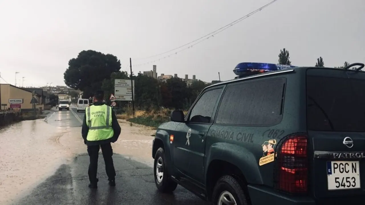 Patrulla de la Guardia Civil en Artajona, afectada por las fuertes lluvias