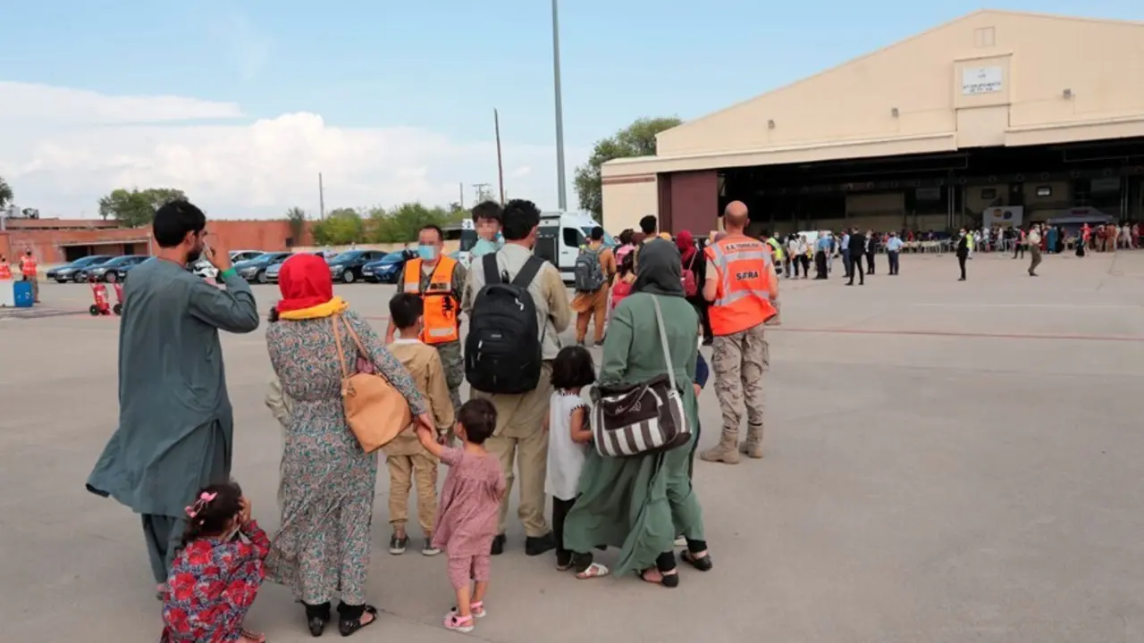Personas evacuadas desde Afganist&aacute;n llegan a la Base A&eacute;rea de Torrej&oacute;n