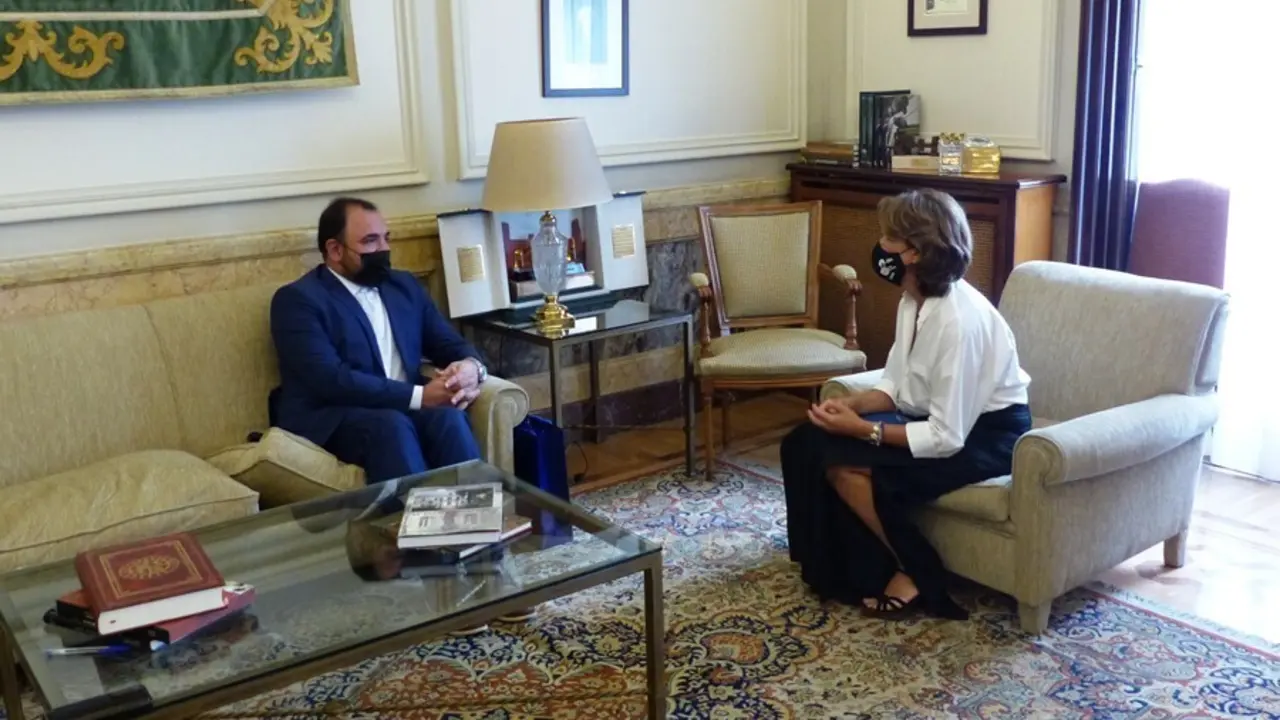La fiscal general del Estado, Dolores Delgado, se re&uacute;ne con su ex hom&oacute;logo afgano Zabihul&aacute; Karim tras ser evacuado del pa&iacute;s por las autoridades espa&ntilde;olas