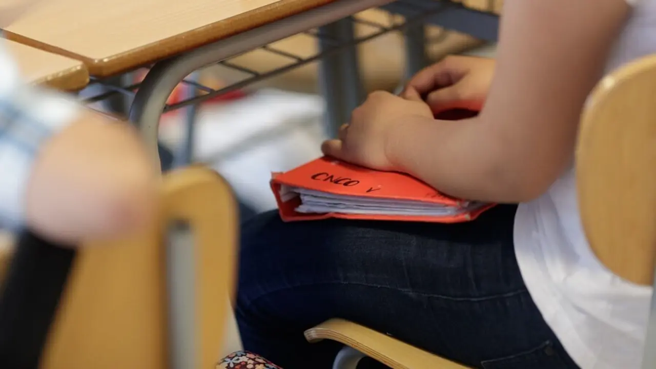 Archivo - Imagen de recurso de una estudiante en un aula