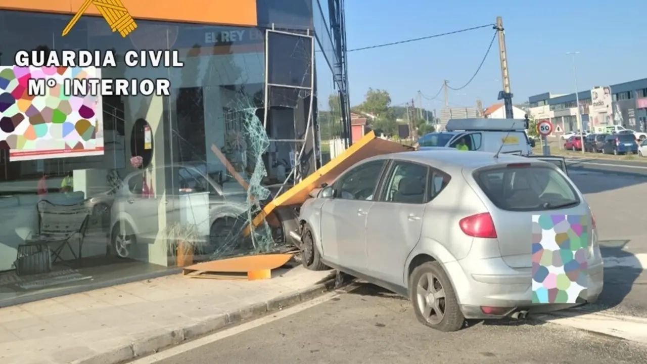 Coche empotrado en la tienda de muebles de Camargo conducido por el menor