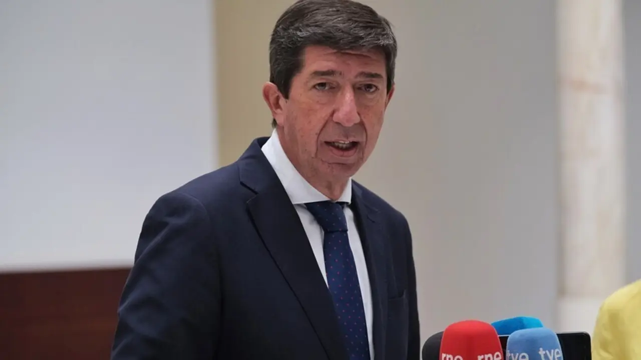 El vicepresidente de la Junta de Andaluc&iacute;a, Juan Mar&iacute;n, atiende a los medios.