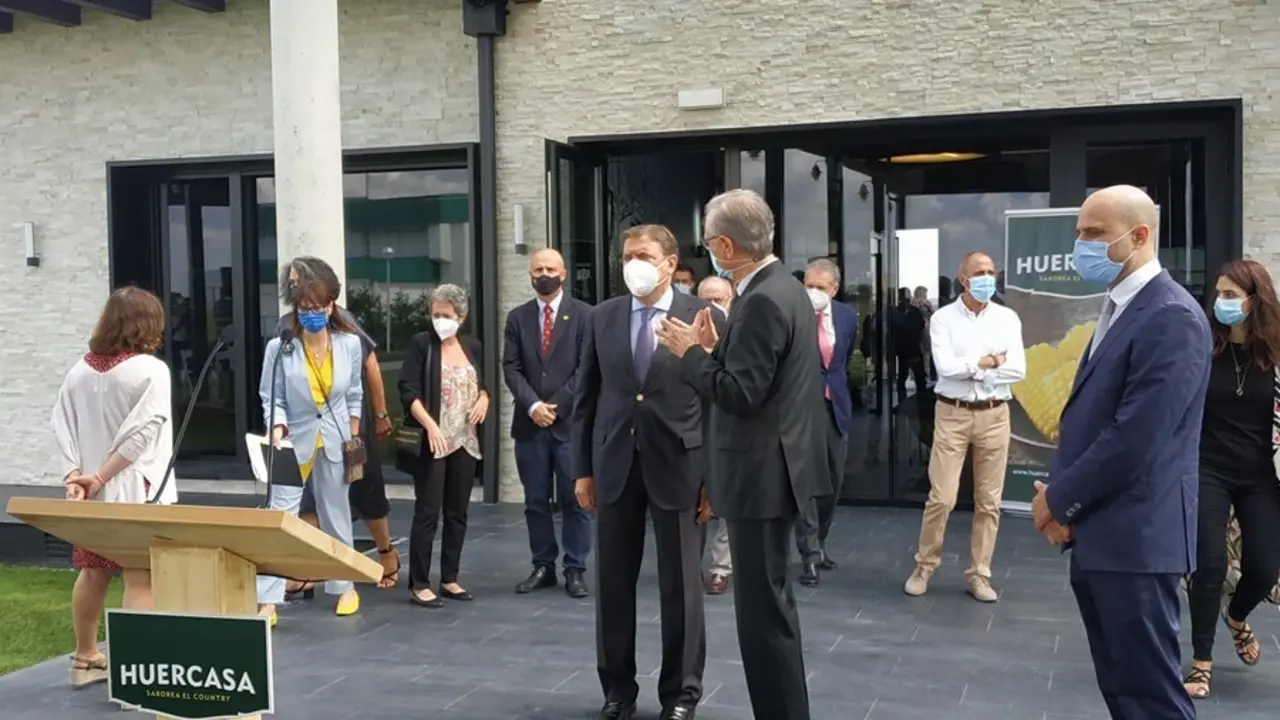 El ministro de Agricultura, durante su visita a Huercasa, en San Miguel del Arroyo (Valladolid).
