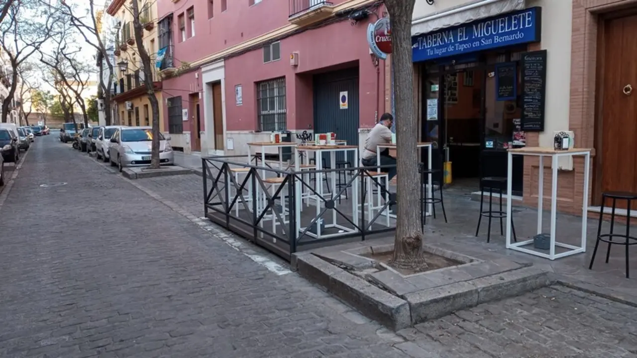 Archivo - Terraza de veladores en plazas de aparcamientos de un establecimiento de San Bernardo.
