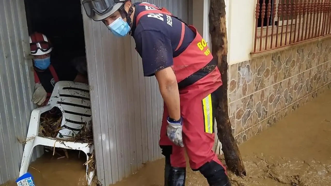 Un efectivo del CEIS durante los trabajos de achique de agua en una vivienda de &Aacute;guilas
