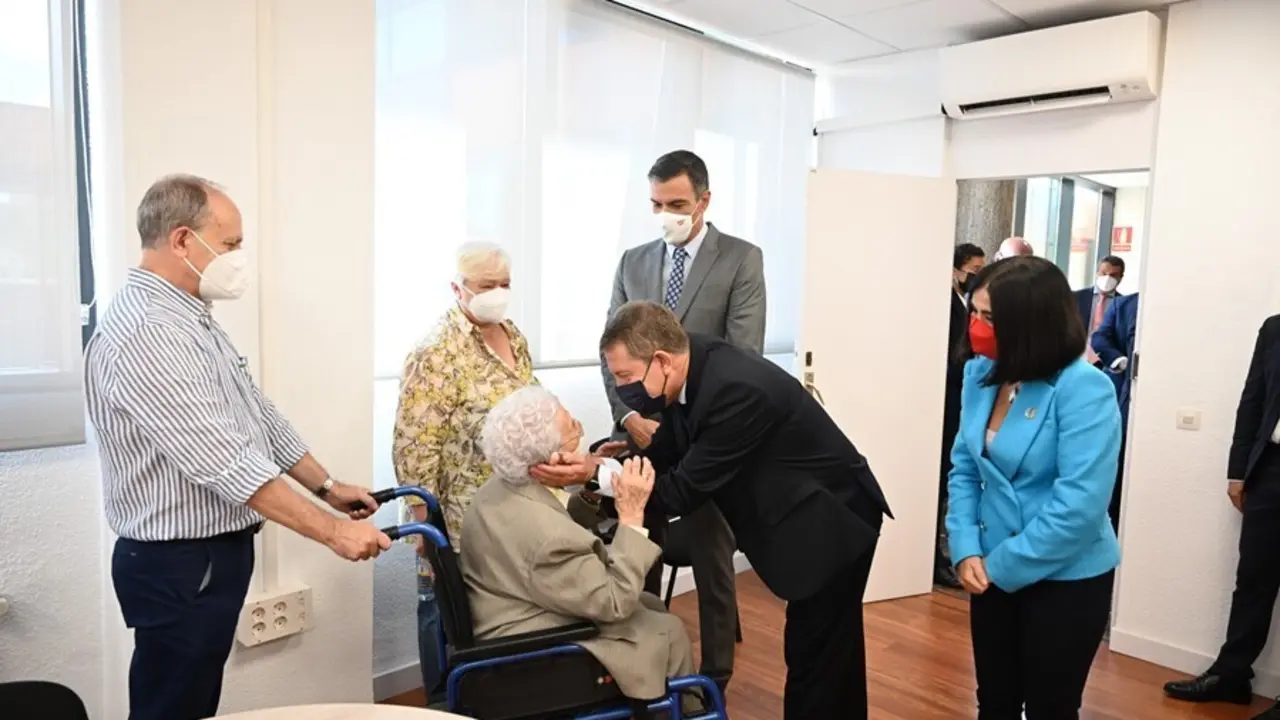 El presidente de Castilla-La Mancha, Emiliano Garc&iacute;a-Page, saludando a Araceli Hidalgo en Guadalajara