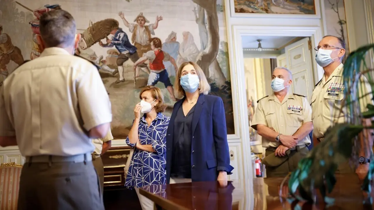 La consejera de Cultura visita una de las salas del Palacio de Buenavista