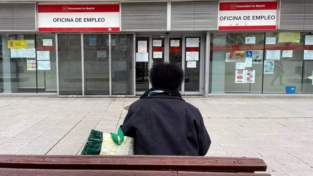Archivo - Una persona espera en las inmediaciones de una Oficina de Empleo 