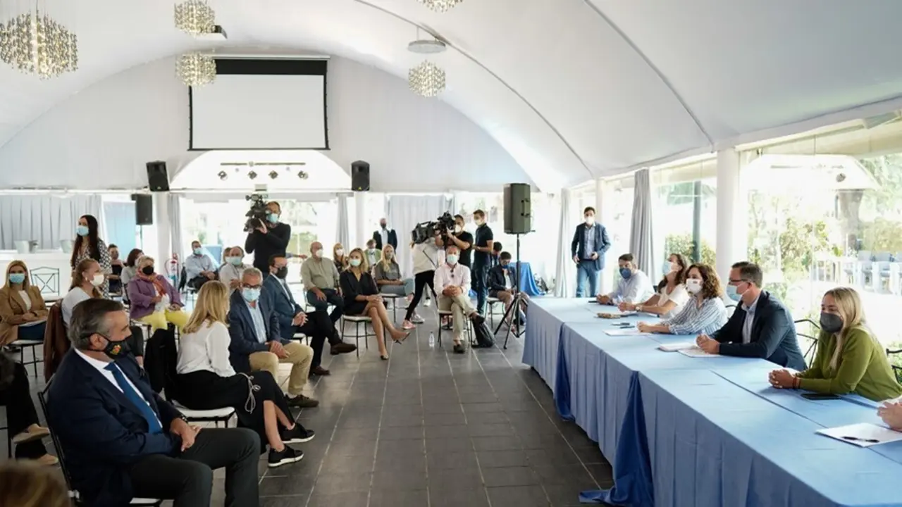 Reuni&oacute;n de la presidenta de la Comunidad de Madrid, Isabel D&iacute;az Ayuso, con el Grupo Parlamentario Popular en Arganda del Rey.