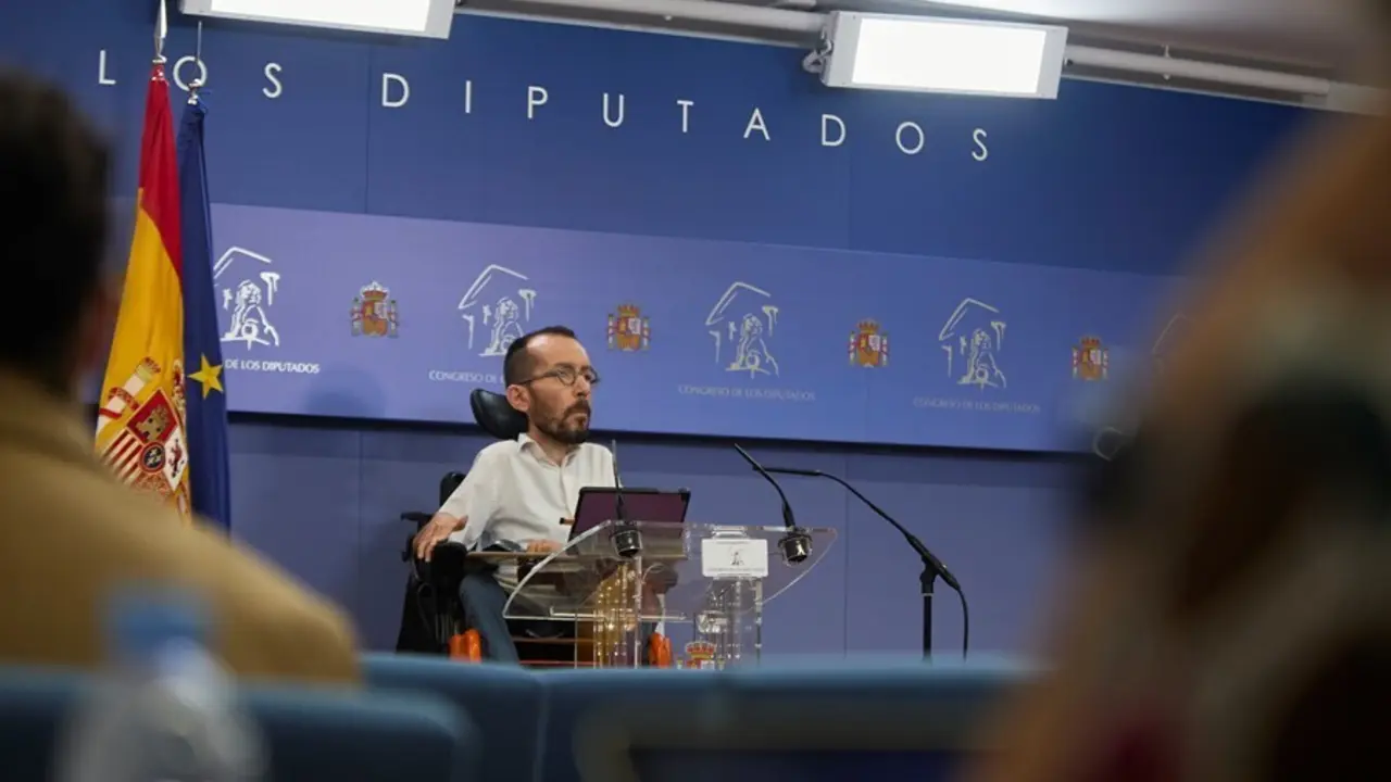 Archivo - El portavoz de Unidas Podemos en el Congreso, Pablo Echenique, interviene en una rueda de prensaen la C&aacute;mara Baja