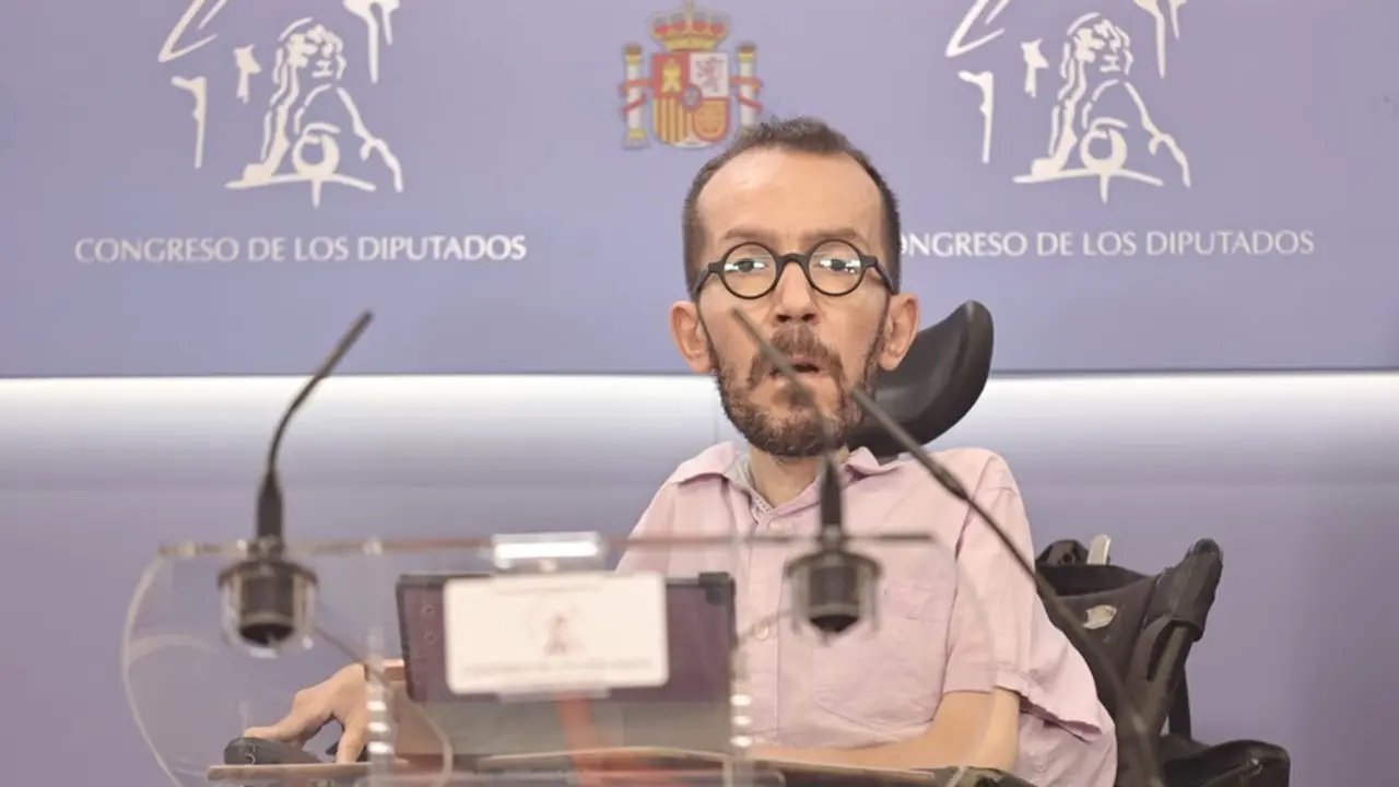 El portavoz de Unidas Podemos en el Congreso, Pablo Echenique, ofrece una rueda de prensa en el Congreso de los Diputados, Madrid, (Espa&ntilde;a).