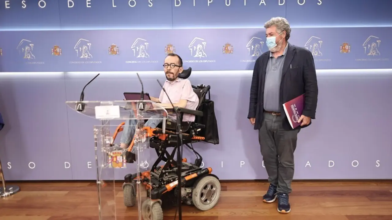 El portavoz de Unidas Podemos en el Congreso, Pablo Echenique (i), y el coordinador de Alianza Verde, Juantxo L&oacute;pez de Uralde (d), ofrecen una rueda de prensa en el Congreso de los Diputados, Madrid, (Espa&ntilde;a).