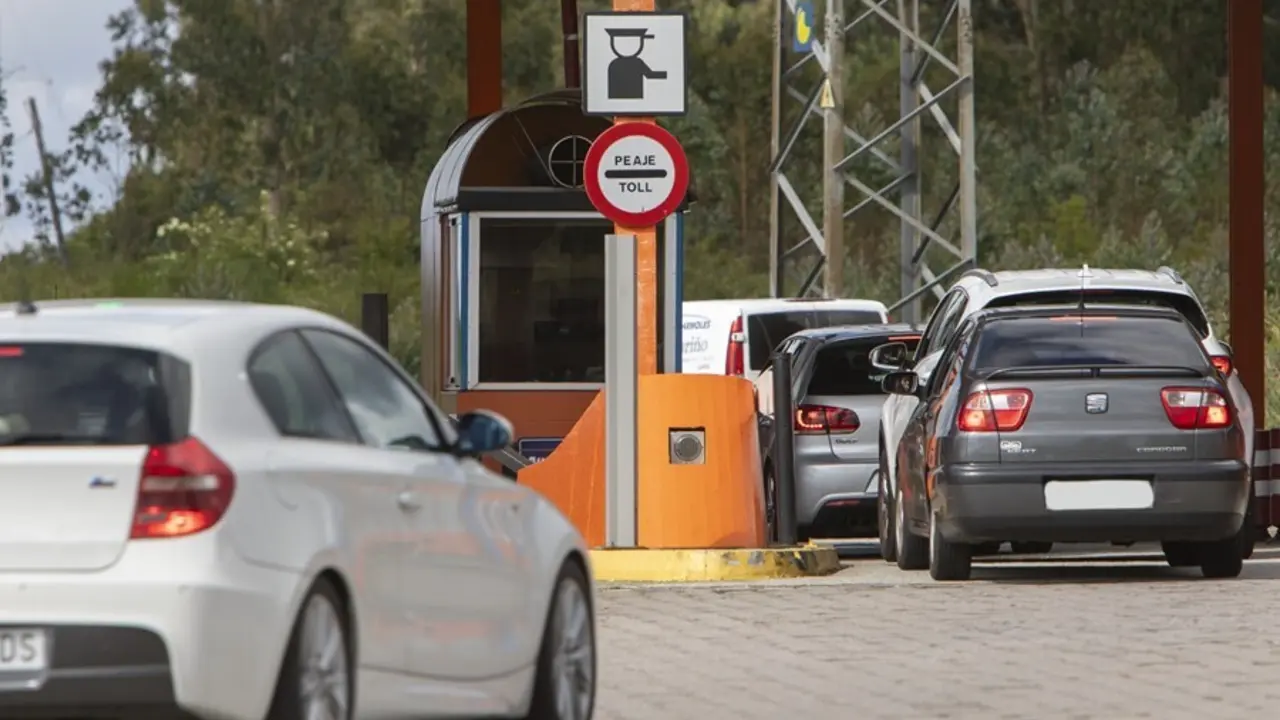 Archivo - Peaje, autopistas, coches, peaje, descuentos, autov&iacute;as, carreteras.