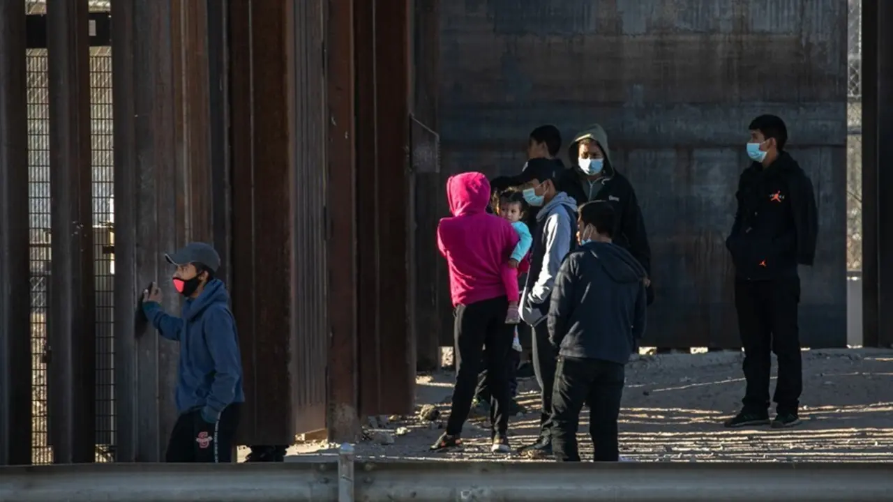 Archivo - Migrantes intentado cruzar la frontera de M&eacute;xico a Estados Unidos.