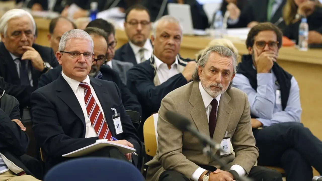 Archivo - Francisco Correa (d), presunto cabecilla de la trama G&uuml;rtel, y Pablo Crespo (i), exsecretario de Organizaci&oacute;n del PP de Galicia y supuesto n&uacute;mero dos de la trama G&uuml;rtel.