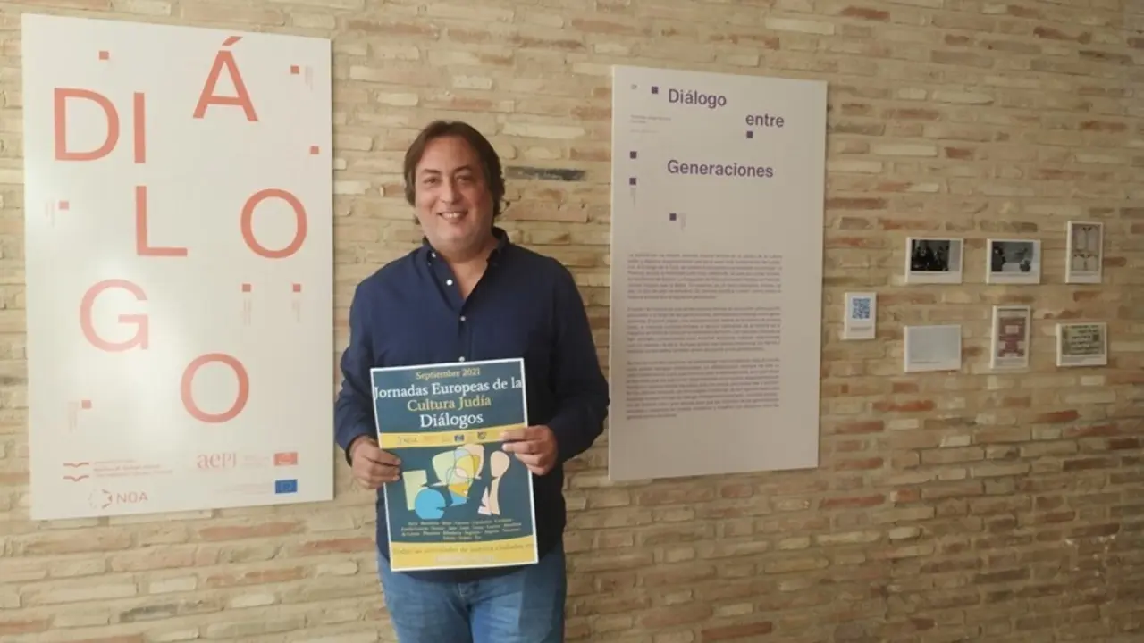 Higueras muestra el cartel de las Jornadas Europeas de la Cultura Jud&iacute;a.
