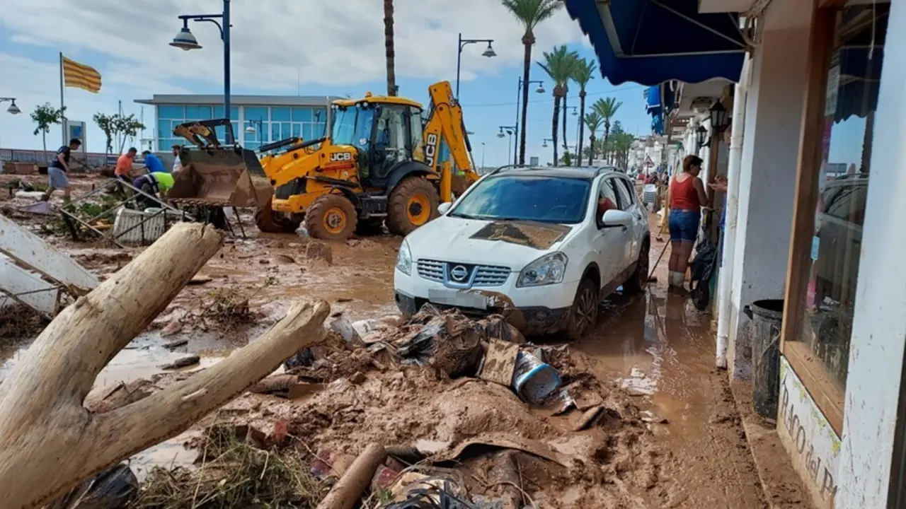 Veh&iacute;culos destrozados tras el paso de un temporal de lluvia en Alcanar (Tarragona) este jueves 2 de septiembre de 2021