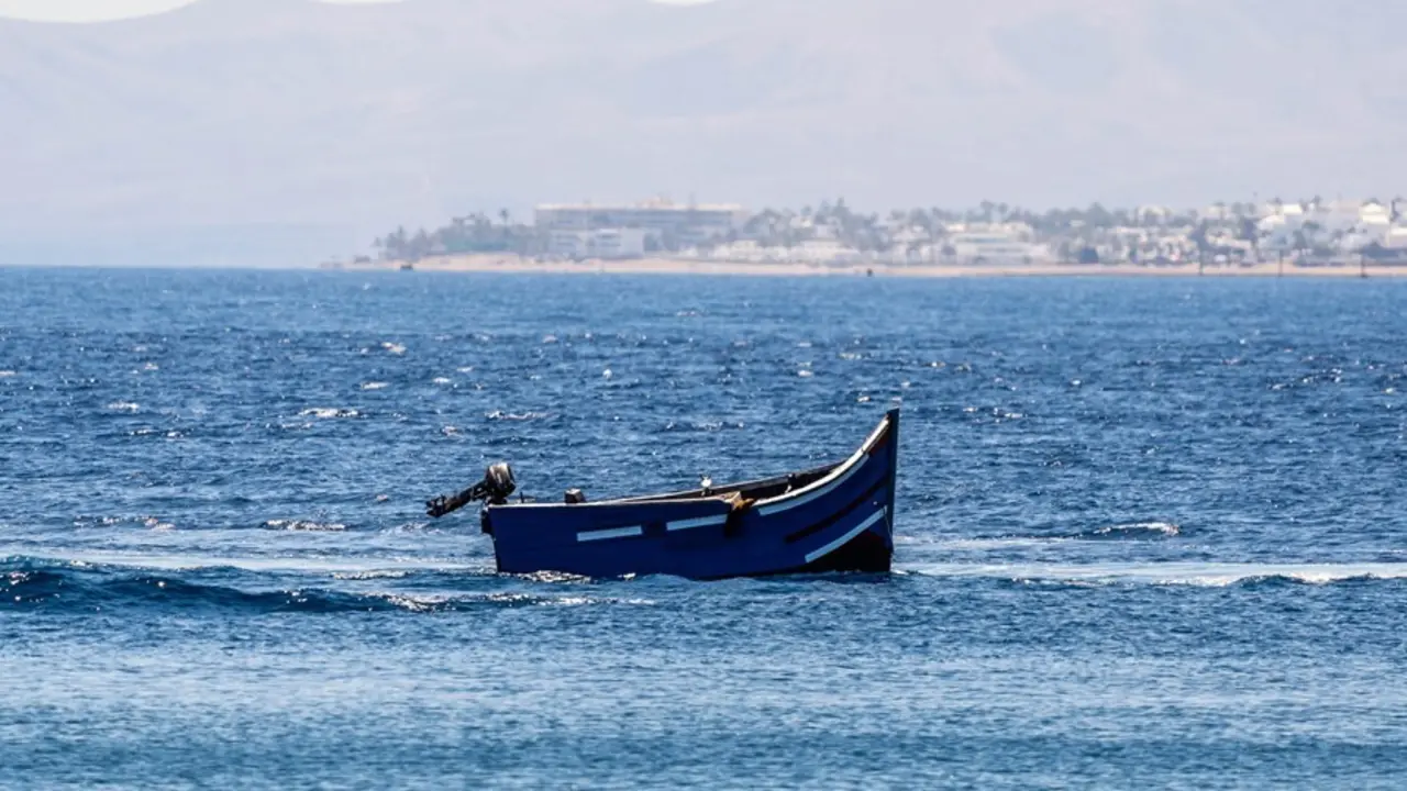 Una patera en el mar
