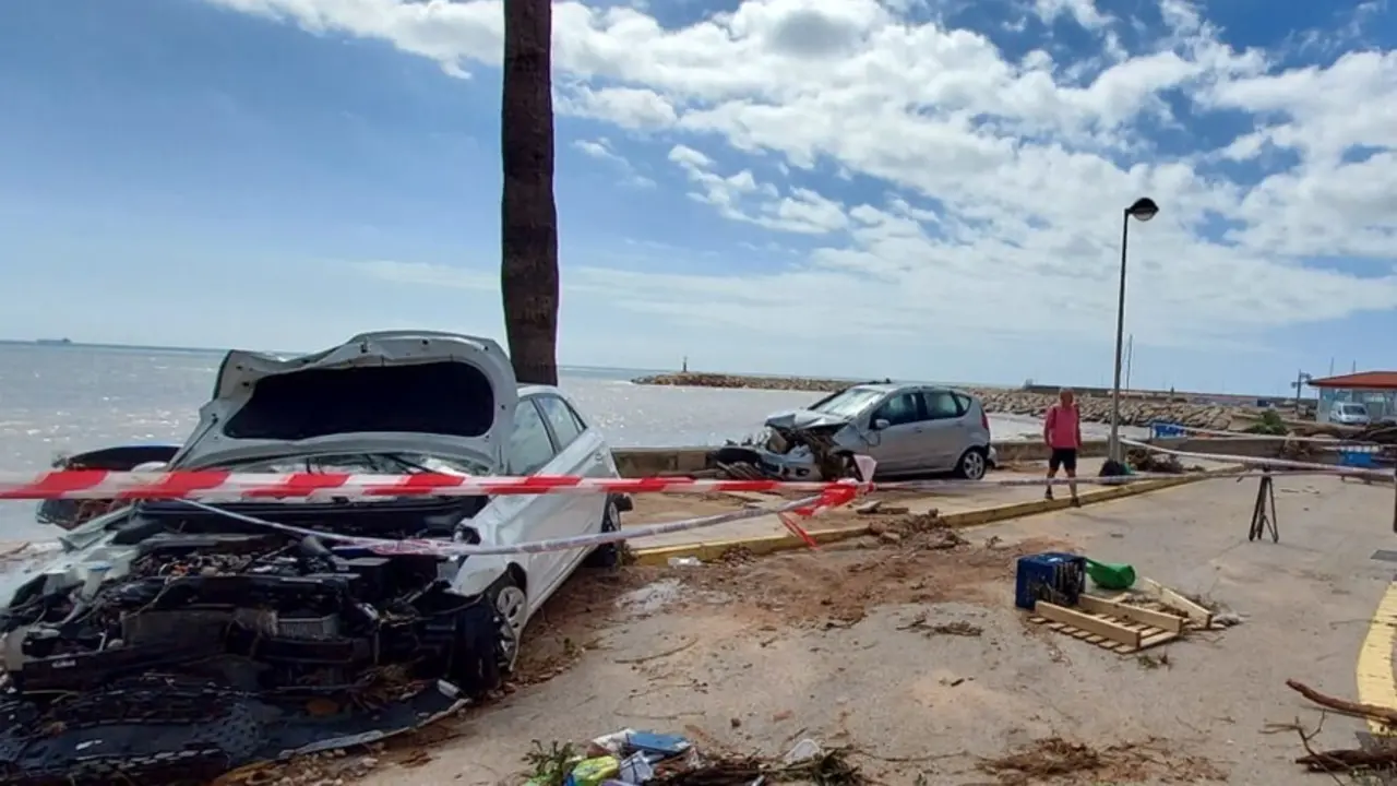 Veh&iacute;culos destrozados tras el paso de un temporal de lluvia en Alcanar, Tarragona, Catalunya, (Espa&ntilde;a)