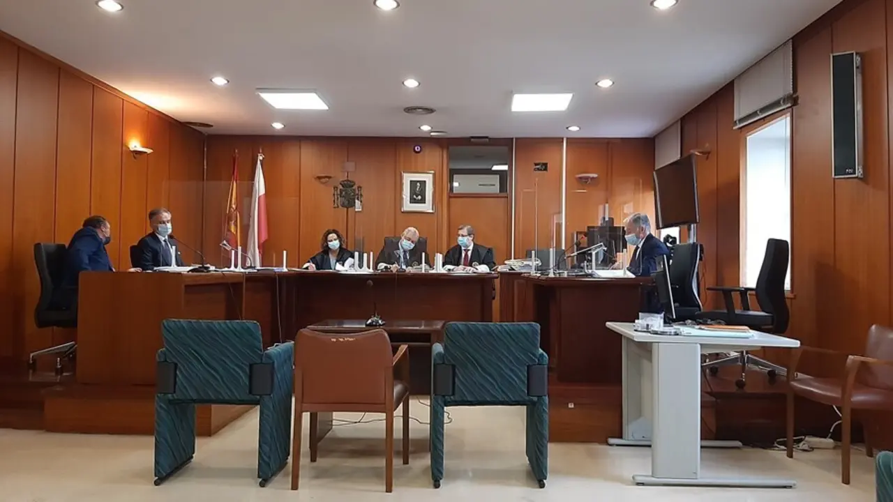 Archivo - Secci&oacute;n Tercera Audiencia Provincial. Jucio a un polic&iacute;a local de Santander acusado de falsificar un documento para evitar una multa
