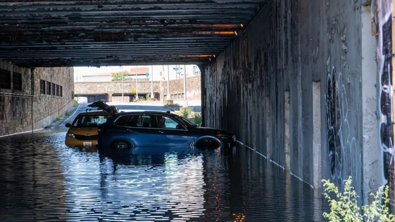Coches quedan varados en el agua de la inundaci&oacute;n bajo un puente despu&eacute;s de que los restos del hurac&aacute;n Ida produjeran fuertes lluvias y causaran inundaciones generalizadas en la ciudad de Nueva York, Nueva York, Estados Unidos, 02 de septiembre de 2021. (Estados Unidos, Nueva York) EFE/EPA/ANGEL COLMENARES
