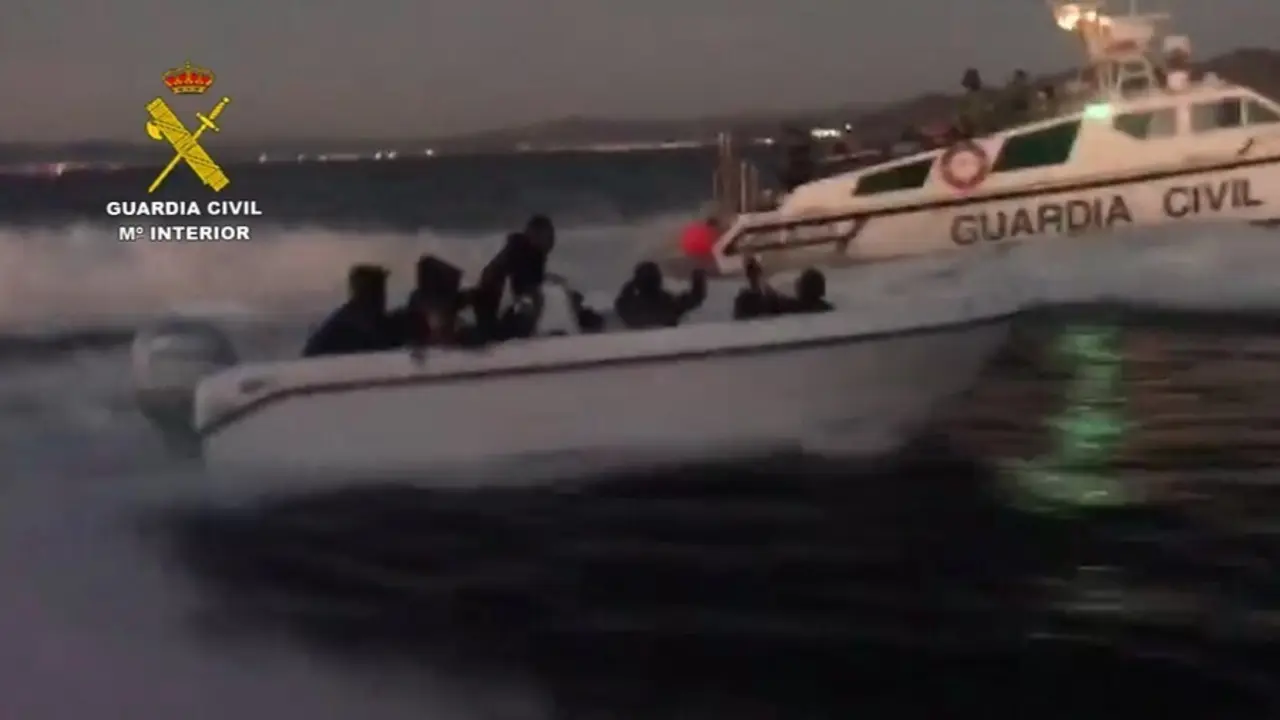 Intervenci&oacute;n de la Guardia Civil para interceptar una patera en Almer&iacute;a de la que fue detenido su patr&oacute;n