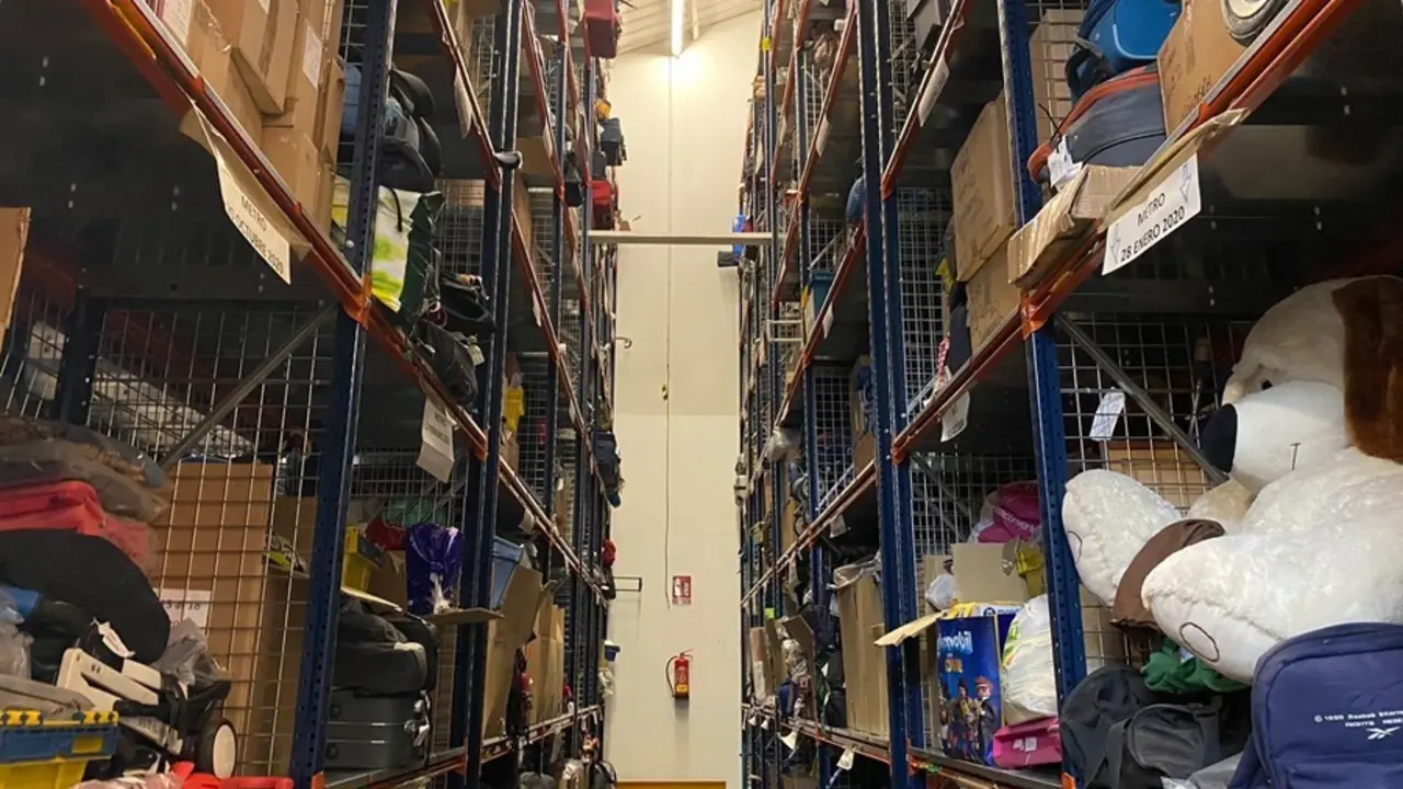 Archivo - Estanter&iacute;as de la Oficina de Objetos Perdidos del Ayuntamiento.