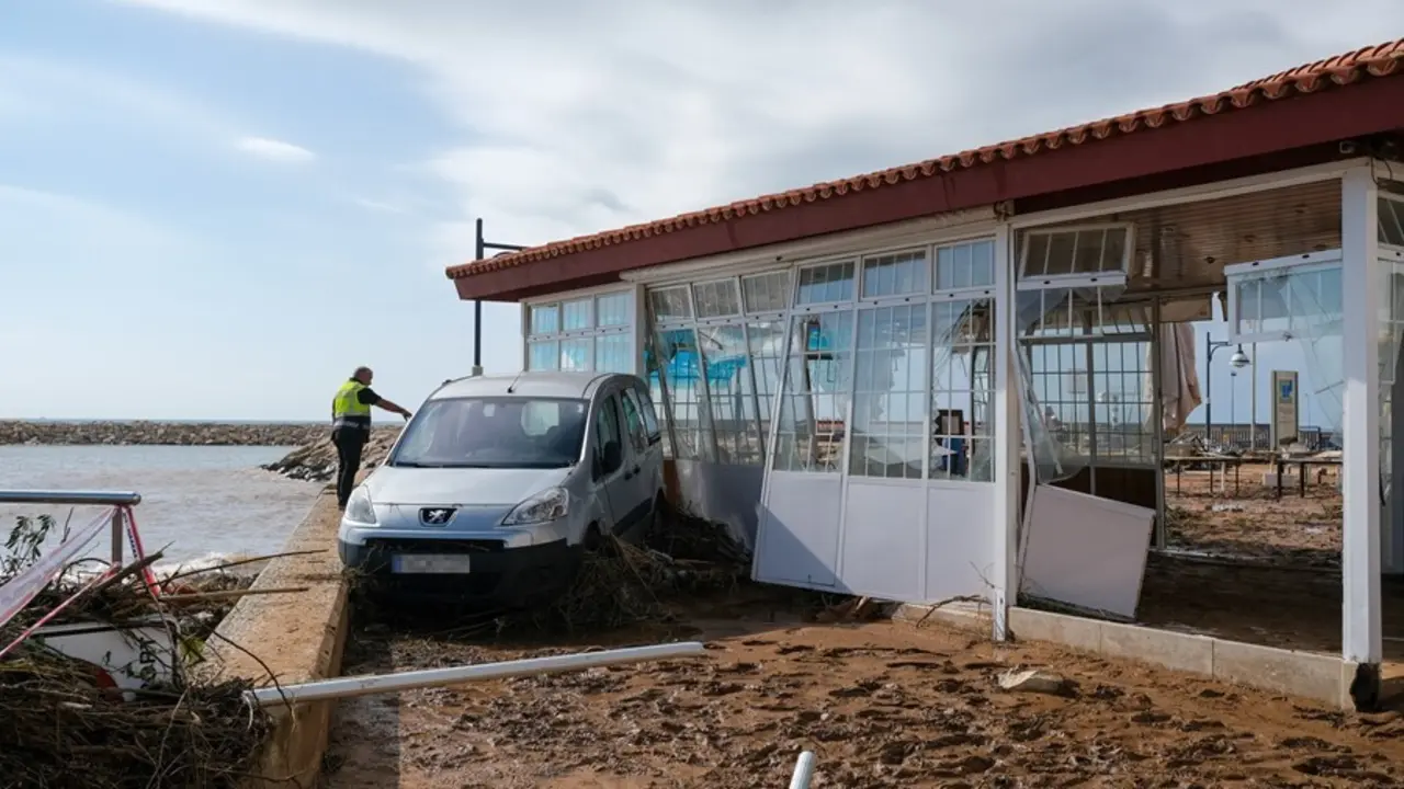 Un coche y una terraza destrozados tras el paso de la tormenta de este mi&eacute;rcoles en el municipio de Alcanar, a 2 de septiembre de 2021, en Tarragona, Catalu&ntilde;a (Espa&ntilde;a). 