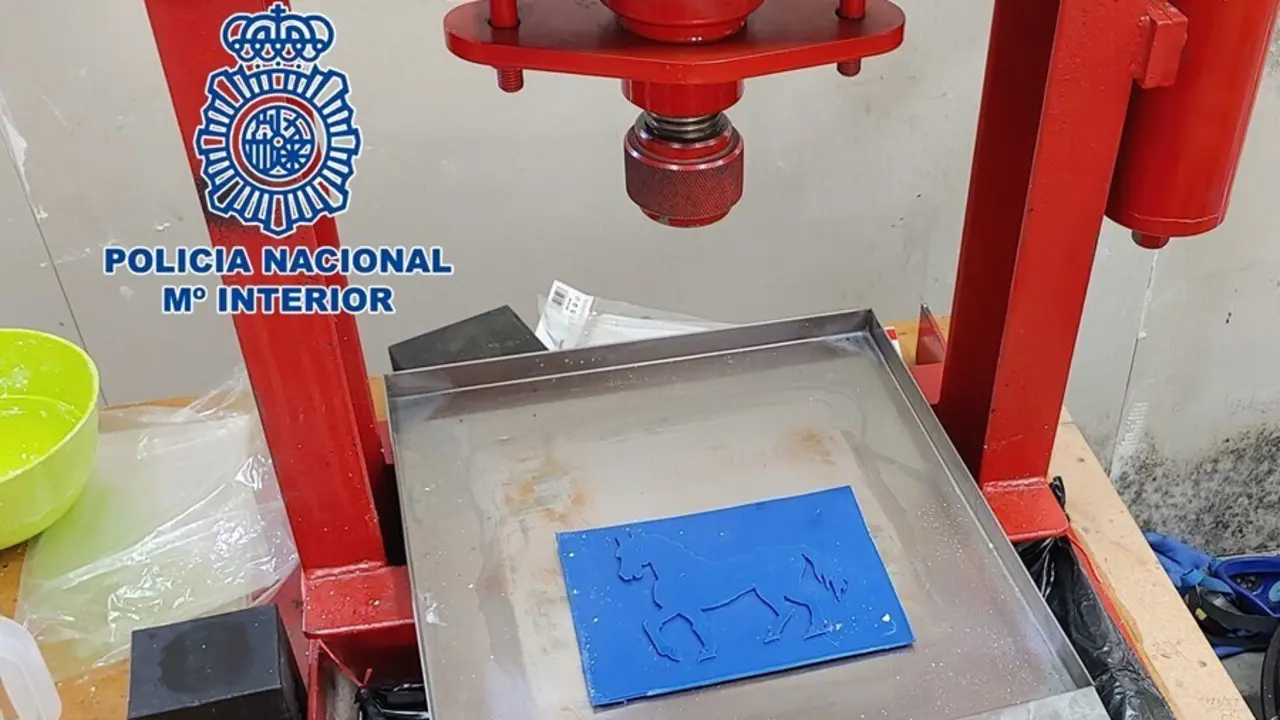 Polic&iacute;a Nacional desmanteal dos laboratorios qu&iacute;micos en la localidad madrile&ntilde;a de El Molar con capacidad para producir 300 kilos de coca&iacute;na al mes