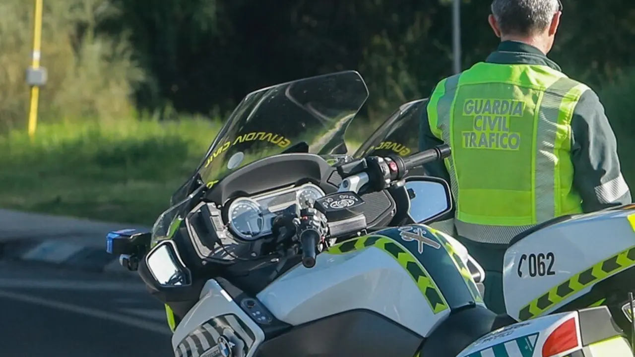 Archivo - Un agente de la Guardia Civil de Tr&aacute;fico con su moto durante la campa&ntilde;a de la DGT.