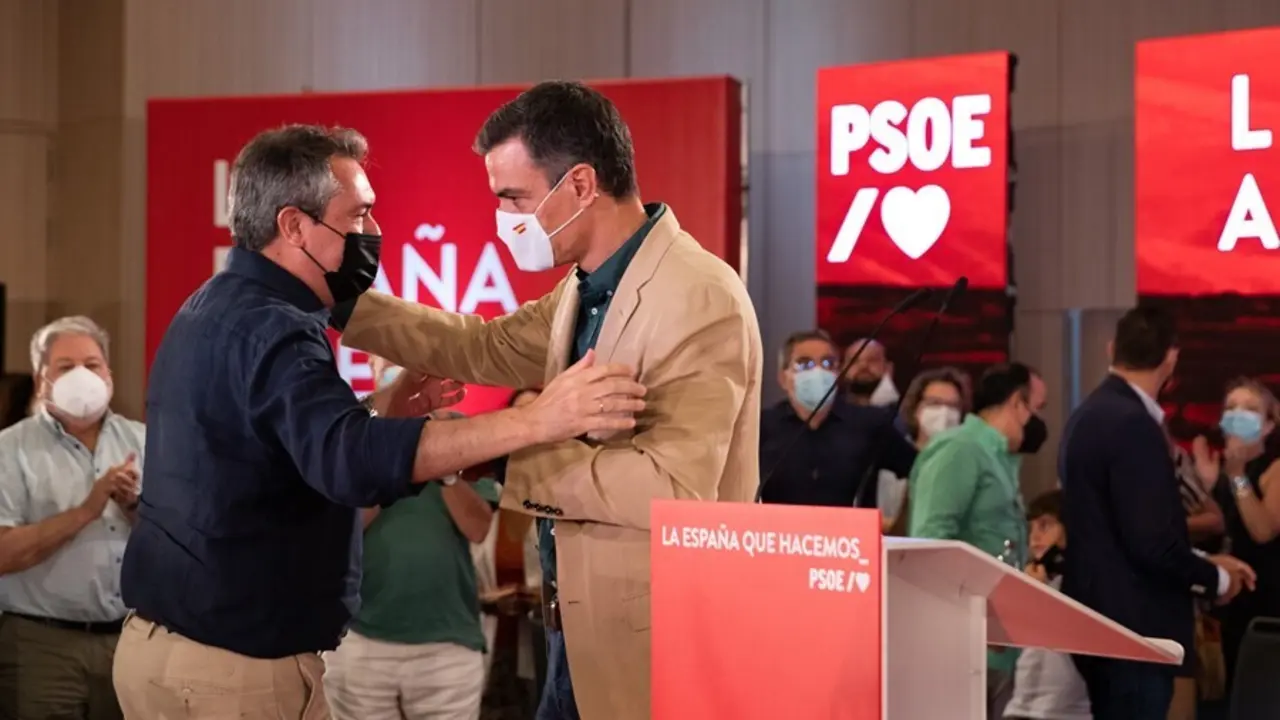 Archivo - Juan Espadas y Pedro S&aacute;nchez en un acto de partido el pasado julio en Sevilla.